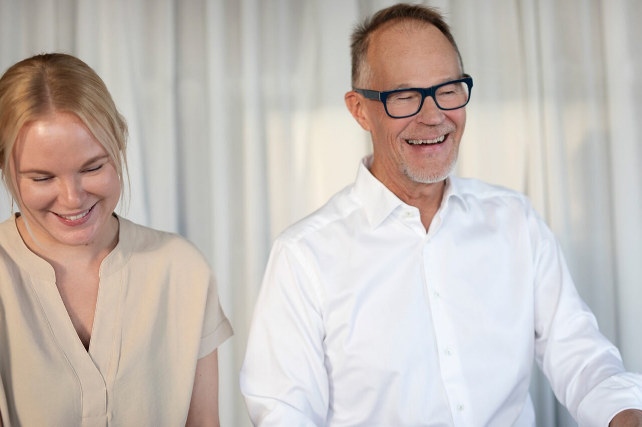 Kim och Julia Karhu, Wake me up