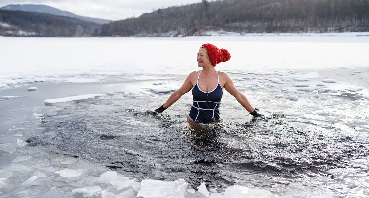 Kvinna vinterbadar