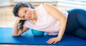 Stressad och stillasittande? Bindvävsmassage med boll ger stor effekt