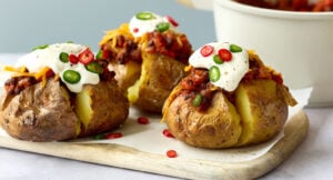 Bakpotatis med belugachili och cheddar