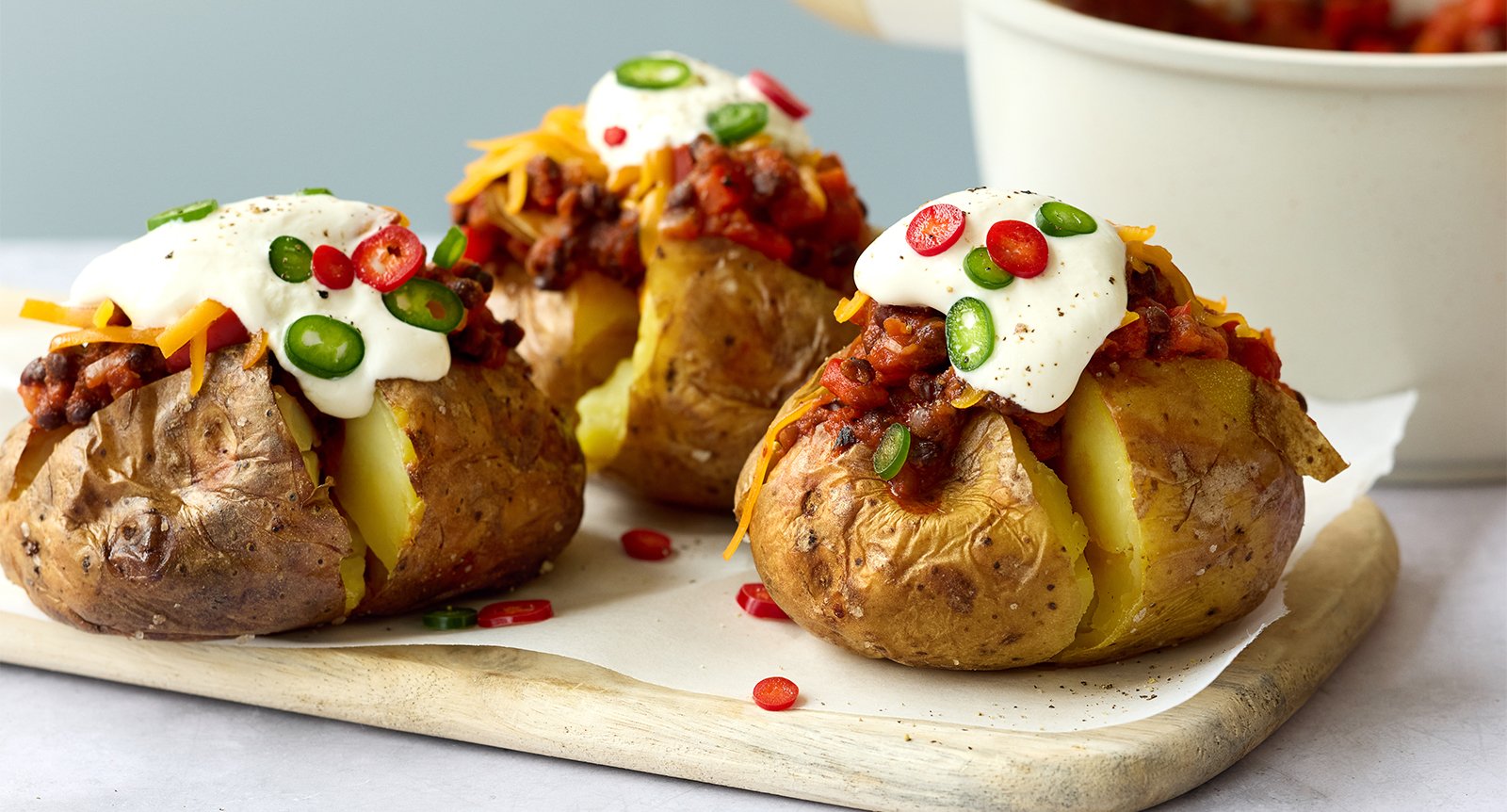 Bakpotatis med belugachili och cheddar