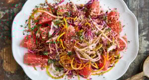 Rödkålsslaw med syrade grönsaker och grapefrukt