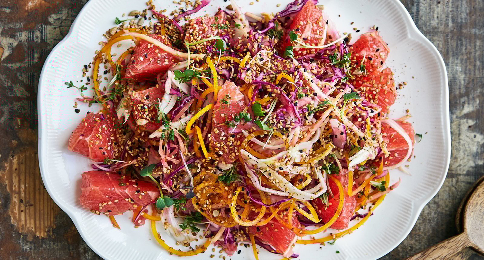 Rödkålsslaw med syrade grönsaker och grapefrukt