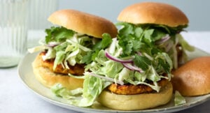 Vegetarisk linsburgare med krispig spetskål