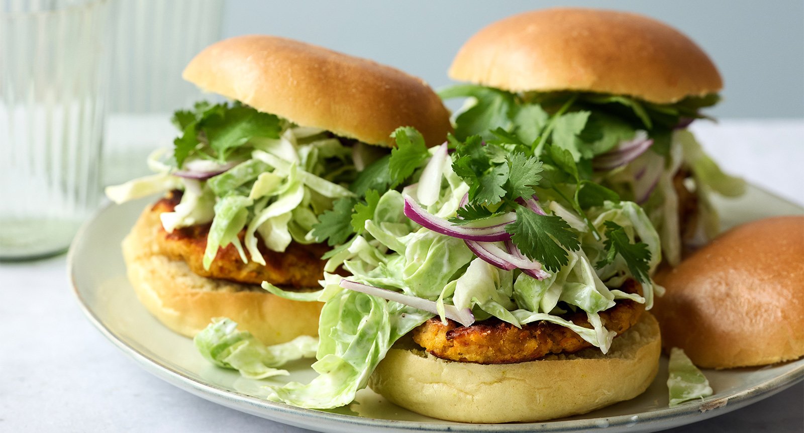 Vegetarisk linsburgare med krispig spetskål