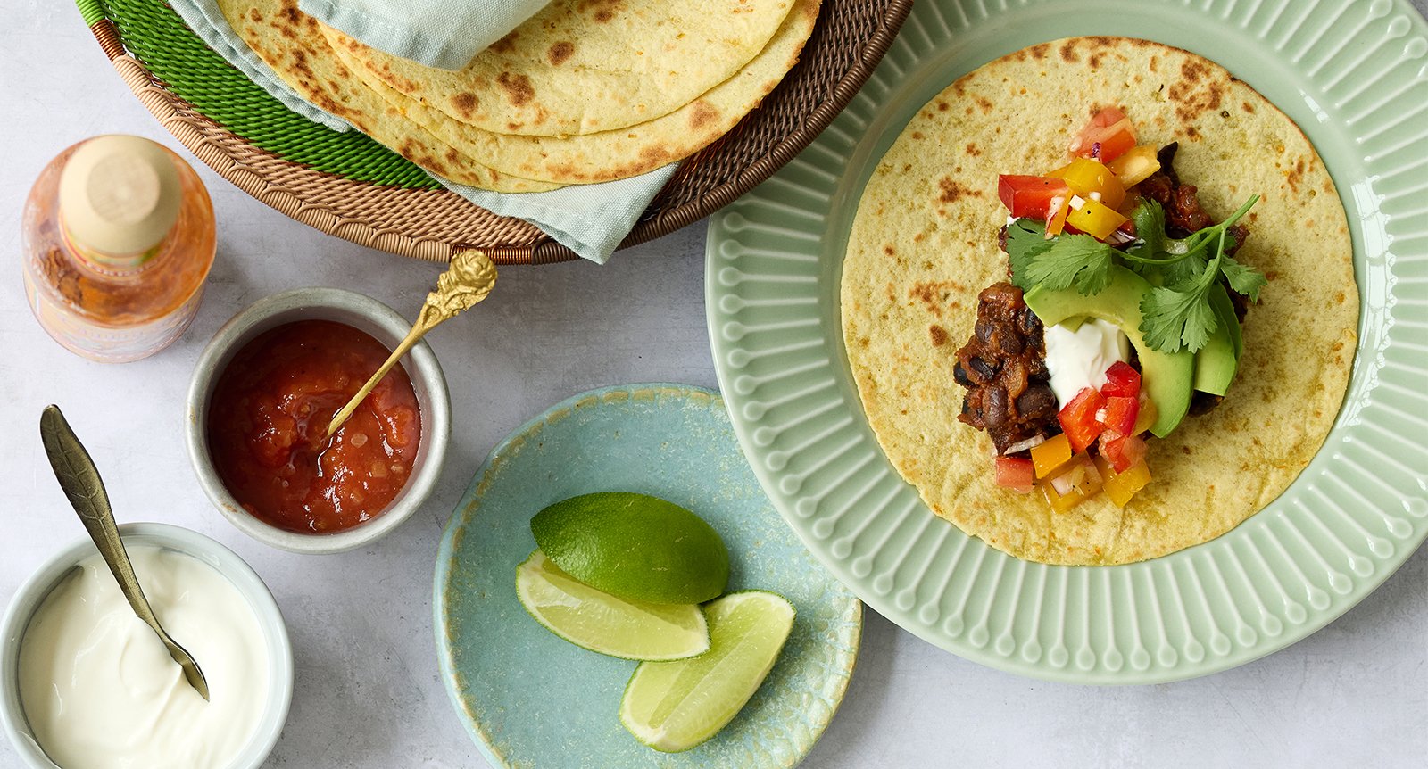 Heta böntacos med paprikasalsa och avokado